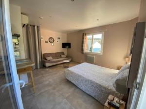 Postel nebo postele na pokoji v ubytování STUDIO pied village EZE - dans VILLA - Parking Gratuit