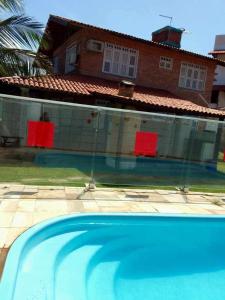an empty swimming pool in front of a house at Wind Villa Cumbuco - Casa in Cumbuco