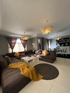 Una sala de estar con dos sofás y una alfombra. en Shaikh Zayed Hotel Apartment, en Sheikh Zayed