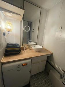 Koupelna v ubytování Bel appartement spacieux ,convivial de 3 chambres avec parking privé sécure + 72 fotografií