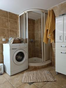 eine Waschmaschine in einem Badezimmer mit Dusche in der Unterkunft Rustic central in Belgrad