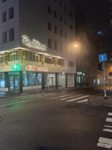 eine leere Straße vor einem Gebäude in der Nacht in der Unterkunft Rustic central in Belgrad
