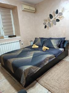 ein Schlafzimmer mit einem Bett mit gelben Schuhen darauf in der Unterkunft Rustic central in Belgrad