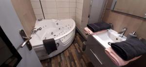 Billede fra billedgalleriet på Grand Appartement Luxe avec SAUNA et BAIN LED 50m de l océan avec belle terrasse pour manger CHIEN ADMIS 2 chambres pour 4 pers avec GRANDE BAIGNOIRE BALNEO SPA i Biscarrosse