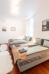 ウィーンにあるPremium Suites Vienna - La Belle Vieのベッド3台が並ぶ客室です。
