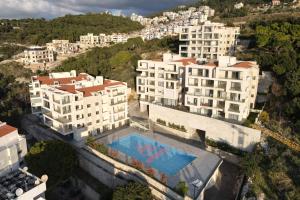 Una vista aérea de un edificio con piscina. en Tabarja Heights, en ‘Ayn aş Şughayrah