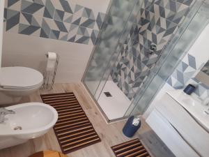 Koupelna v ubytování MARE FUORI - stanze con piscina