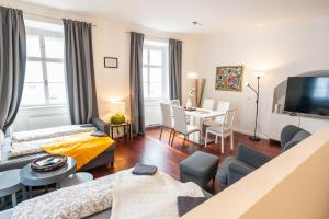 ウィーンにあるPremium Suites Vienna - La Belle Vieのソファとテーブルのあるリビングルーム