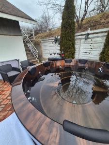 萨拉他蒙蒂鲁Casa Petra的庭院中间的游泳池