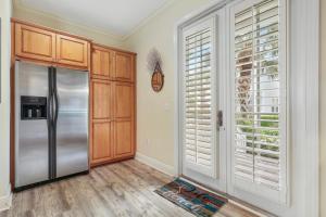 イスラモラダにあるAnglers Reef Islamorada 2BR 3BA Oceanview Home in Gated Community With Resort Style Pool, Private Beach and Marinaのキッチン(ステンレス製の冷蔵庫付)、窓が備わります。 +37枚の写真