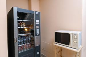 a soda vending machine with a microwave next to it at Hostal Acanto in Burgos