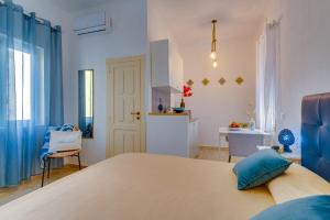 Un dormitorio con una cama grande y una cocina. en Ma Vasami, en Sciacca 23 fotos más