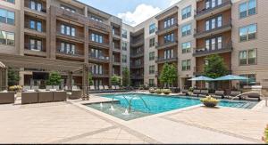 una imagen de una piscina frente a un edificio en Apartment in Downtown Houston with Free Parking, en Houston