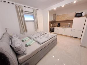 a living room with a couch and a kitchen at Ferienwohnung Selo A in Coppenbrügge