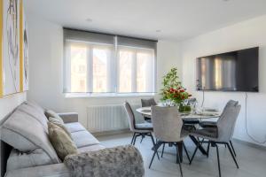 ein Wohnzimmer mit Tisch und Couch in der Unterkunft Maison cosy et bien située in Colmar