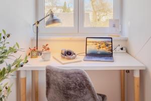 Televisyen dan/atau pusat hiburan di Tutzing Seeblick Apartment mit Balkon