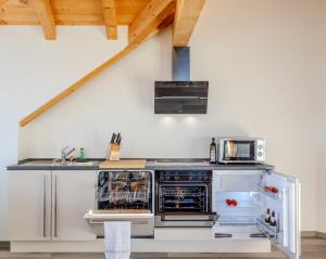 Dapur atau dapur kecil di Tutzing Seeblick Apartment mit Balkon
