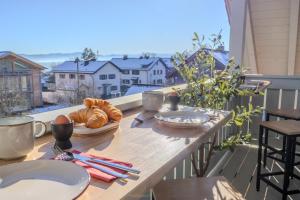 un tavolo con pane e croissant su un balcone di Helle Wohnung mit Seeblick a Tutzing