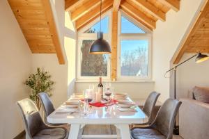 Ruang duduk di Tutzing Seeblick Apartment mit Balkon