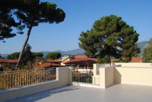 マリーナ・ディ・マッサにあるRta Azzurraの木の家の前の白い柵