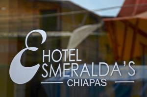 图斯特拉古铁雷斯He Centro - Desayuno incluido的银色的奇雅加达迪酒店窗口上的标志