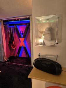 - un téléphone noir assis sur un bureau dans une pièce dans l'établissement Love-room Discret 40 m2 Bormes les mimosas village avec Terrasse, à Bormes-les-Mimosas