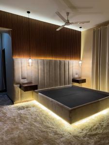 Habitación con cama con luces. en Kigamboni Villa, en Dar es Salaam