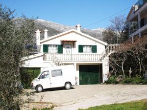 uma carrinha branca estacionada em frente a uma casa branca em Casa da Risca em Unhais da Serra