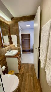 Ένα μπάνιο στο Nô Centro Suítes 4 - Apto moderno com cozinha compartilhada