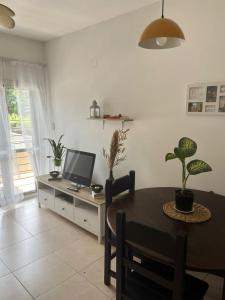 TV a/nebo společenská místnost v ubytování Departamento en Barrio Sur