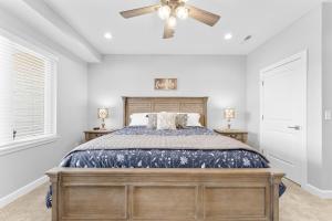 Un dormitorio con una cama y un ventilador de techo. en Spacious! Pools, Hot Tub, Free Attraction Tickets!!, en Branson 19 fotos más