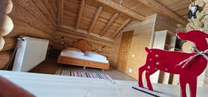 un dormitorio con una estatua de vaca en una habitación en Chalet Gabriela, en Şarul Dornei