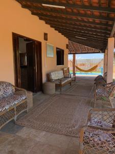 a living room with couches and a rug at Casa Recanto Damasco in Coqueiro