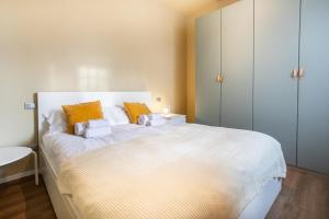 Adige Suite in the heart of Verona房間的床