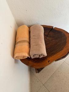 zwei Handtücher liegen auf einem Holzregal an einer Wand in der Unterkunft Hotel Campestre - CIUDADELA EL ARTESANO in Carolina del Principe