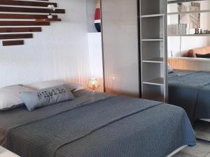 מיטה או מיטות בחדר ב-Studio avec piscine et vue lagon