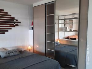 Postel nebo postele na pokoji v ubytování Studio avec piscine et vue lagon + 17 fotografií