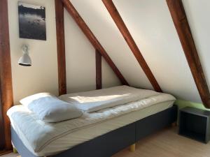 a small bed in the corner of a room at Ferienhaus Lisa am Silbersee in Frielendorf