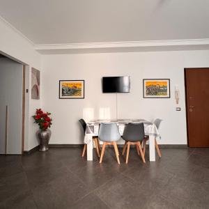フィウミチーノにあるFiumis - Appartamento elegante vicino FCOのテーブルと椅子のあるダイニングルーム