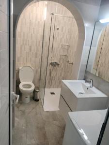 Un baño con inodoro, ducha y lavabo. en La Casita, en San Andrés
