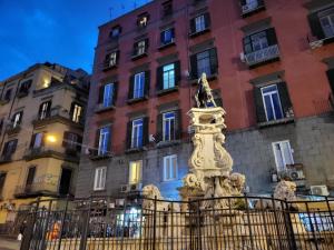 een standbeeld voor een gebouw bij Art house Venusio luxury home in Napels