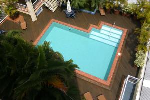 - une vue sur la piscine bordée de palmiers dans l'établissement Inn Cairns, à Cairns