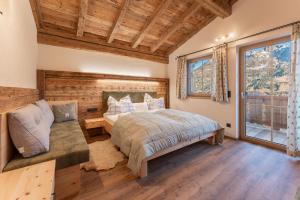 a bedroom with a bed and a large window at Walker Chalet in Rettenbach