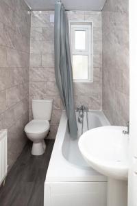 Un baño con inodoro, bañera y lavabo. en Woodhall Avenue, en Bradford