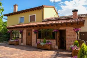 una casa con flores delante en Casa rural El Yunque, en Tarilonte
