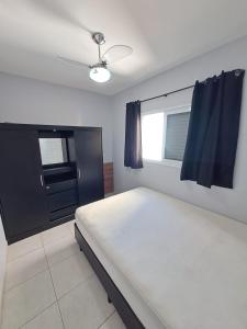 a bedroom with a bed and a ceiling fan at Apto no Itaguá - Varanda Gourmet e Lazer completo in Ubatuba +26 photos