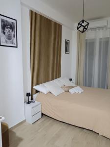 une chambre avec un grand lit avec des oreillers blancs dans l'établissement Niluna, à Naples
