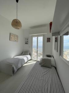 Ένα ή περισσότερα κρεβάτια σε δωμάτιο στο Spectacular sea view - 3 minutes walk from the sea +30 φωτογραφίες