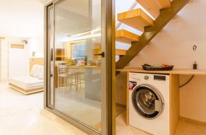 una lavanderia con lavatrice e asciugatrice in una casa di Villa Studio Deluxe Kalkan a Kaş