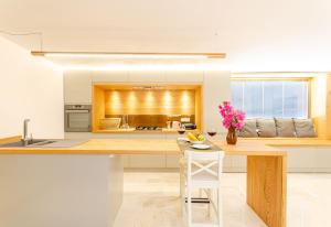 una cucina con piano in legno e tavolo di Villa Studio Deluxe Kalkan a Kaş